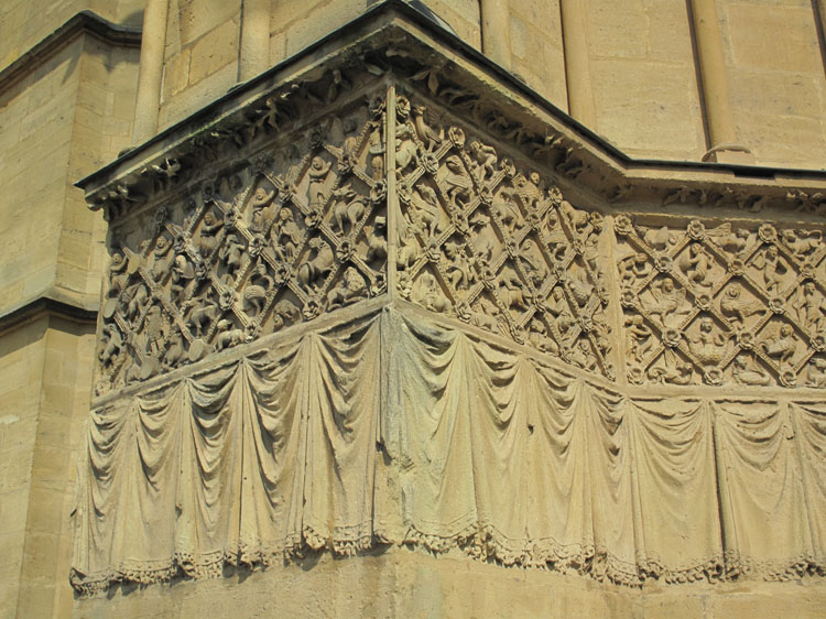 Façade nord : bas-relief sur l'ébrasement du portail