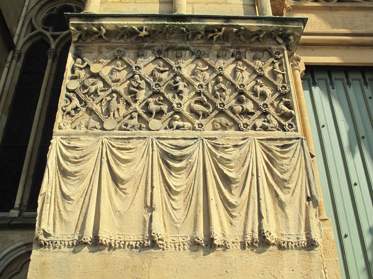 Façade nord : bas-relief près de la porte de la tour du Chapitre