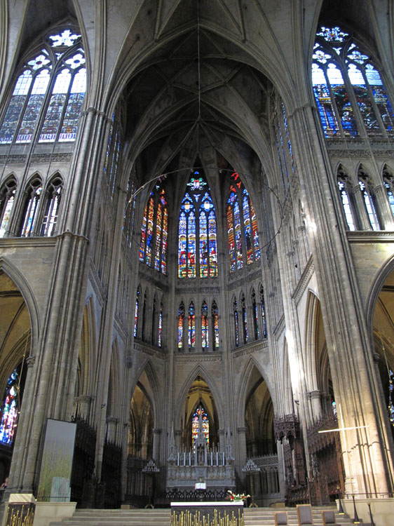 Vue intérieure de la croisée du transept et du chœur