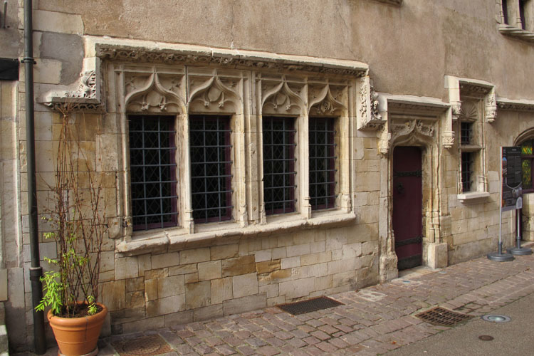 Façade sur rue : rez-de-chaussée