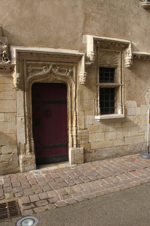 Façade sur rue : porte et fenêtre