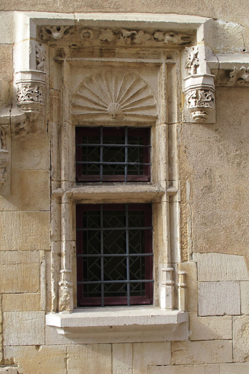 Façade sur rue : fenêtre du rez-de-chaussée