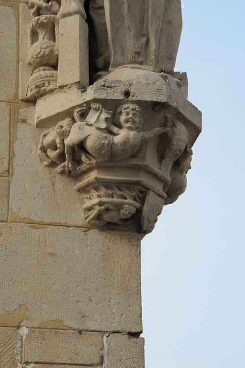 Angle des façades : console sculptée