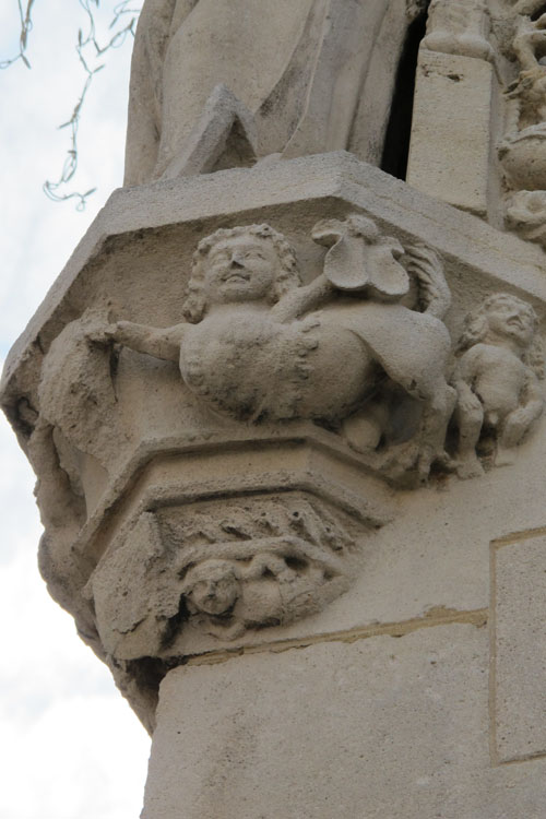 Angle des façades : console sculptée