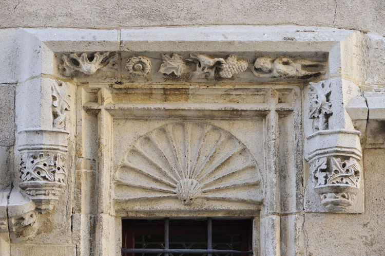 Décor sculpté au-dessus d'une fenêtre