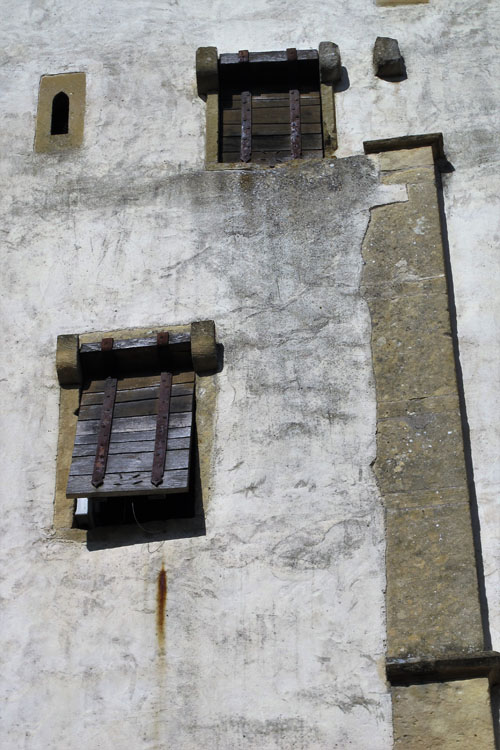 Façade latérale : fenêtres et contrefort