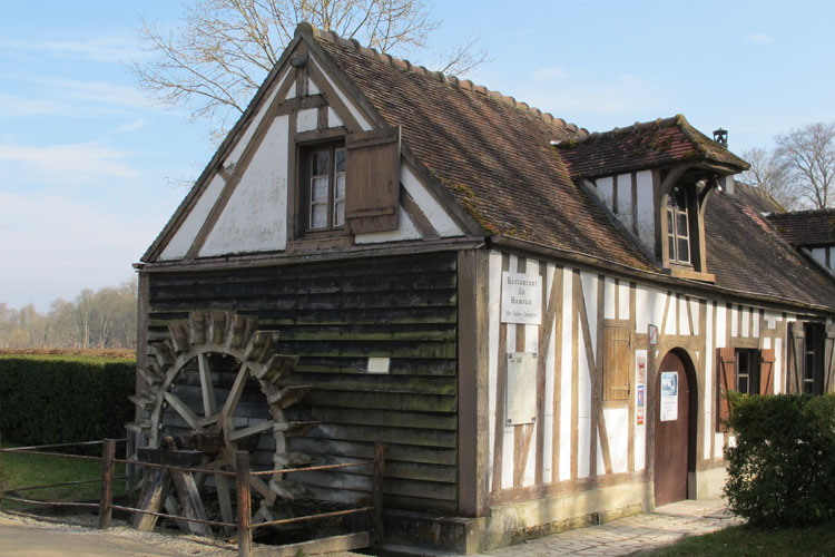 Hameau du château : moulin à pans de bois