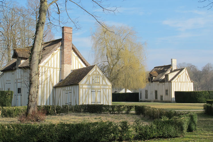 Vue d'ensemble du hameau à pans de bois du château