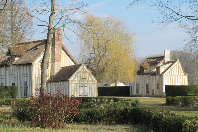 Vue d'ensemble du hameau à pans de bois du château