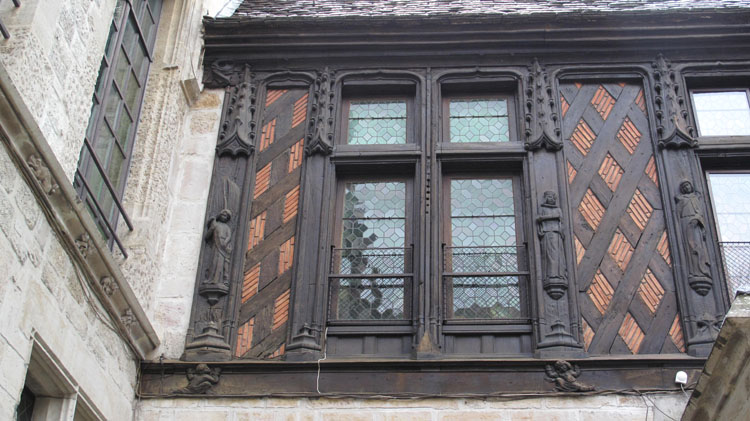 Cour intérieure : fenêtre sur façade à pans de bois