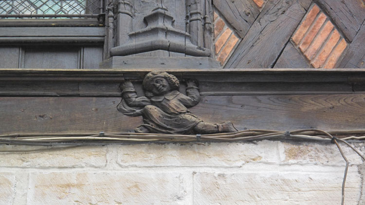 Cour intérieure : détail sculpté sur façade à pans de bois