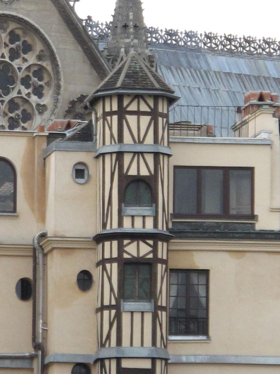 Cour intérieure : tourelle d'escalier