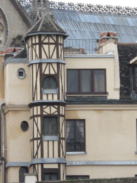 Cour intérieure : tourelle d'escalier à pans de bois