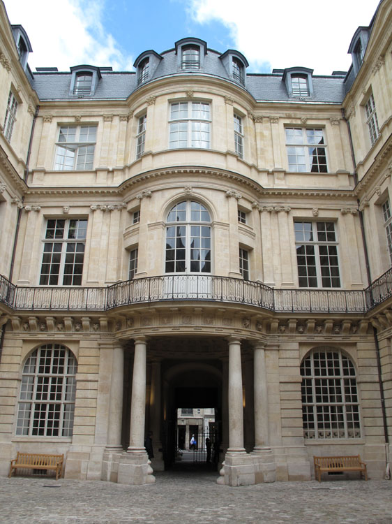 Cour intérieure : façade d'entrée et porche