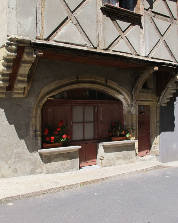 Façade sur rue : rez-de-chaussée et encorbellement