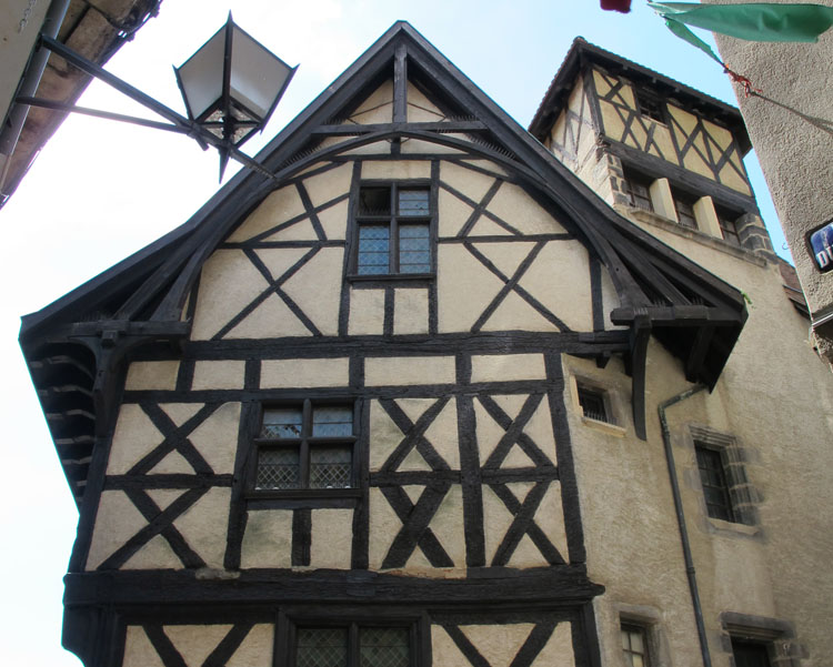 Façade sur rue : 1er et 2e étages ; pan de bois