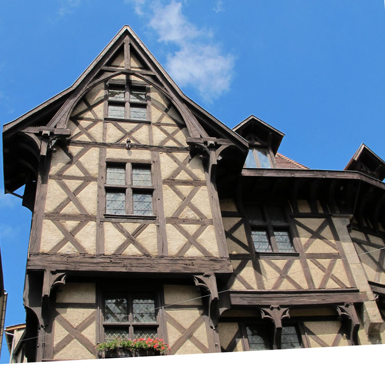 Façade sur rue : 1er et 2e étages ; pan de bois