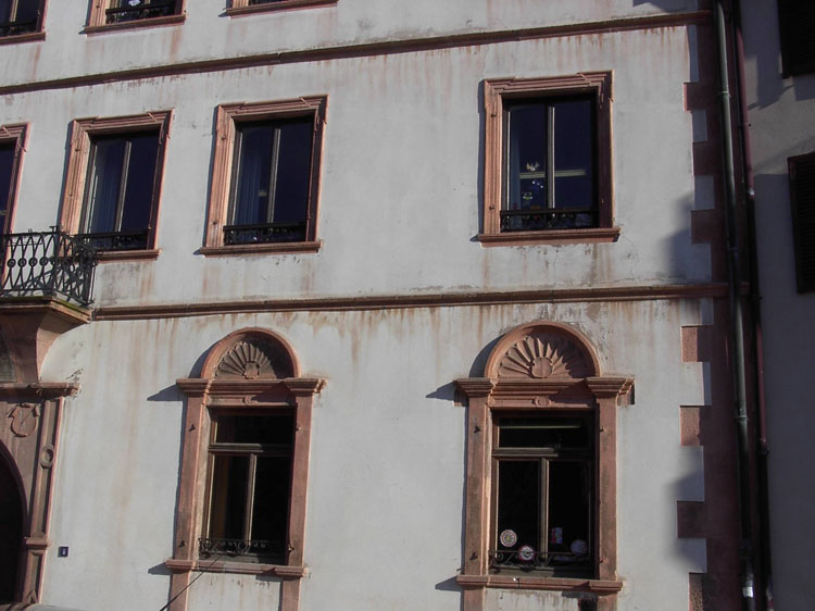 Façade sur rue : fenêtres des 1er et 2e étages