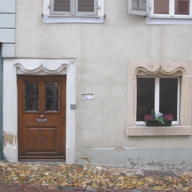 Façade sur rue : porte d'entrée à accolade