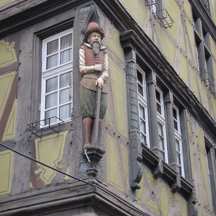 Angle des façades : statue