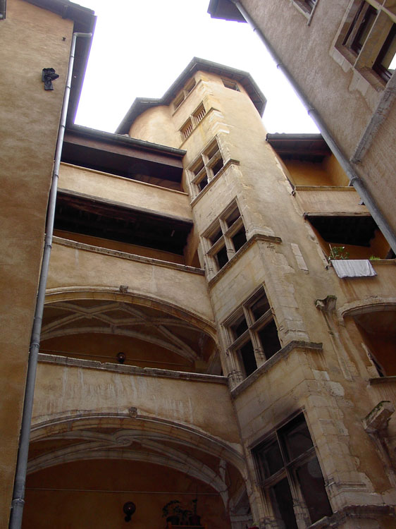 Façade sur cour : galeries et tourelle d'escalier