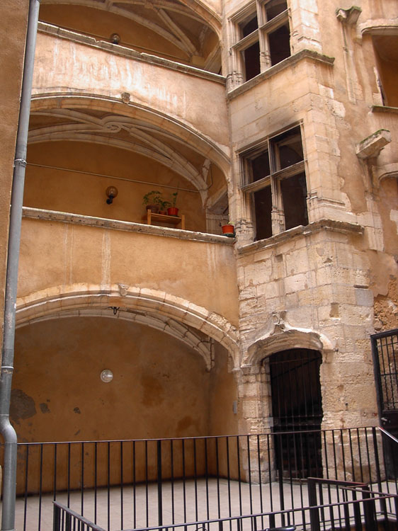 Façade sur cour : galeries et tourelle d'escalier