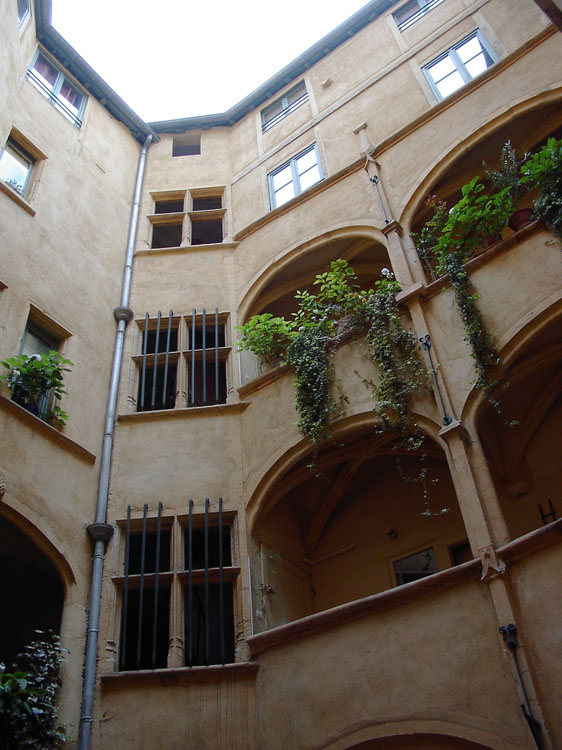 Façade sur cour : galeries et fenêtres