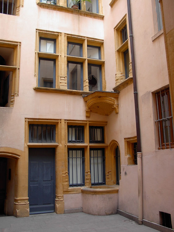 Façade sur cour : fenêtres et porte d'entrée