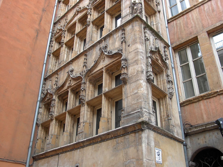 Façade sur rue : fenêtres du 1er étage