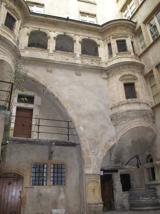 Façade sur cour : galeries et tourelle d'escalier