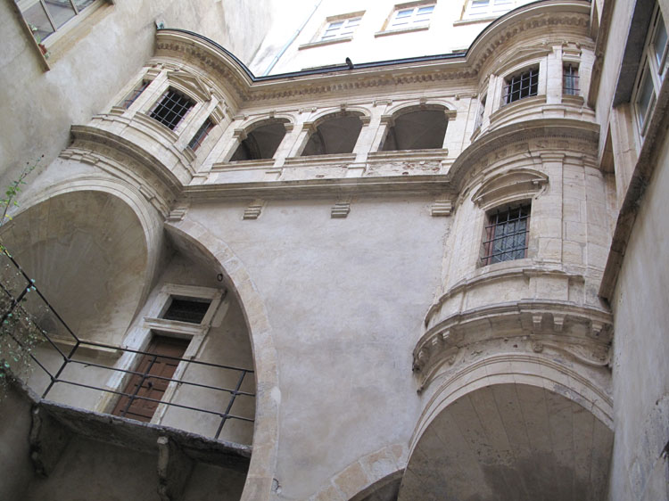 Façade sur cour : galeries et tourelle d'escalier