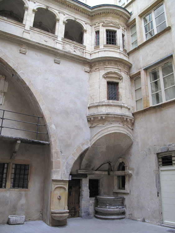 Façade sur cour : galeries et tourelle d'escalier