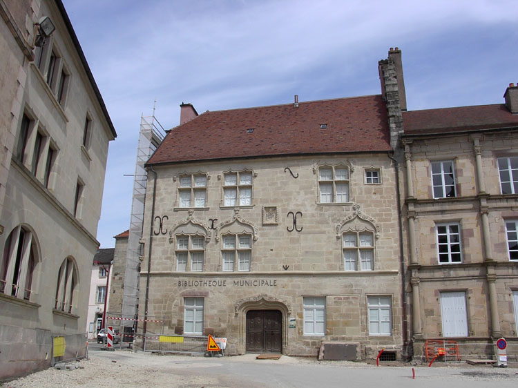 Façade sur la place