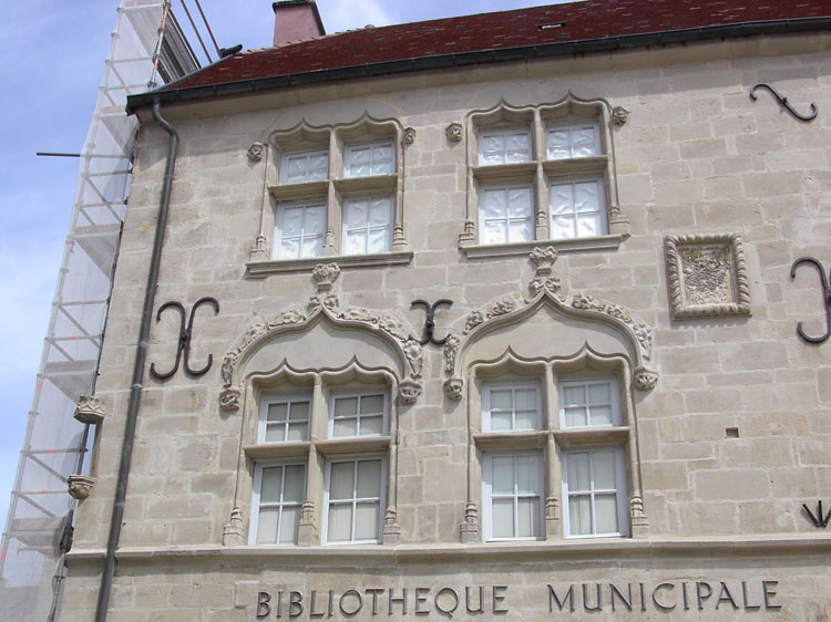 Façade sur la place : fenêtres des étages