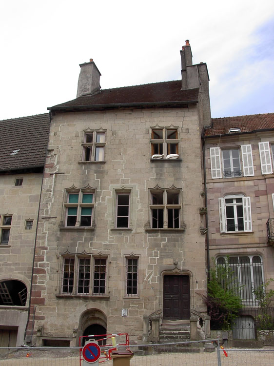 Façade sur la place