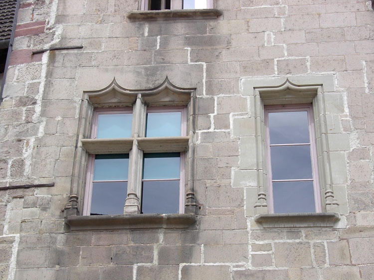 Façade sur la place : fenêtres du 1er étage