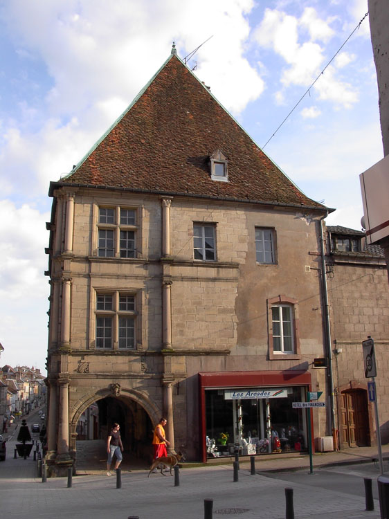 Façade sur la place