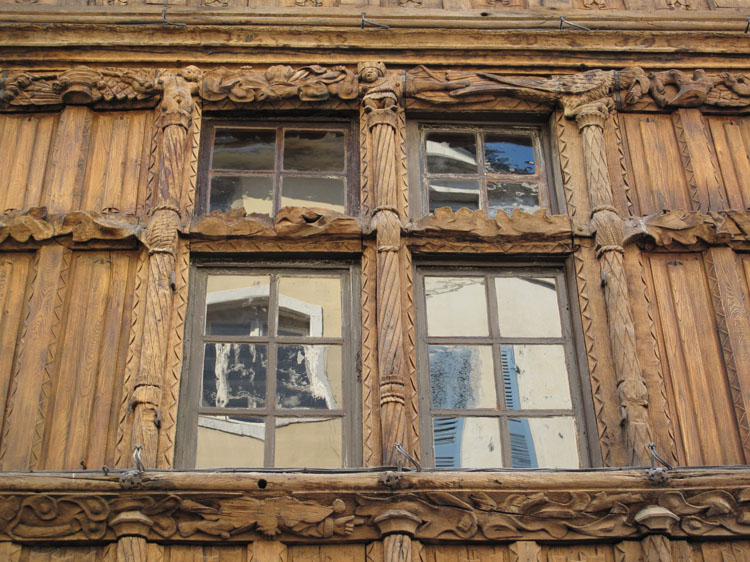 Façade sur rue : fenêtre