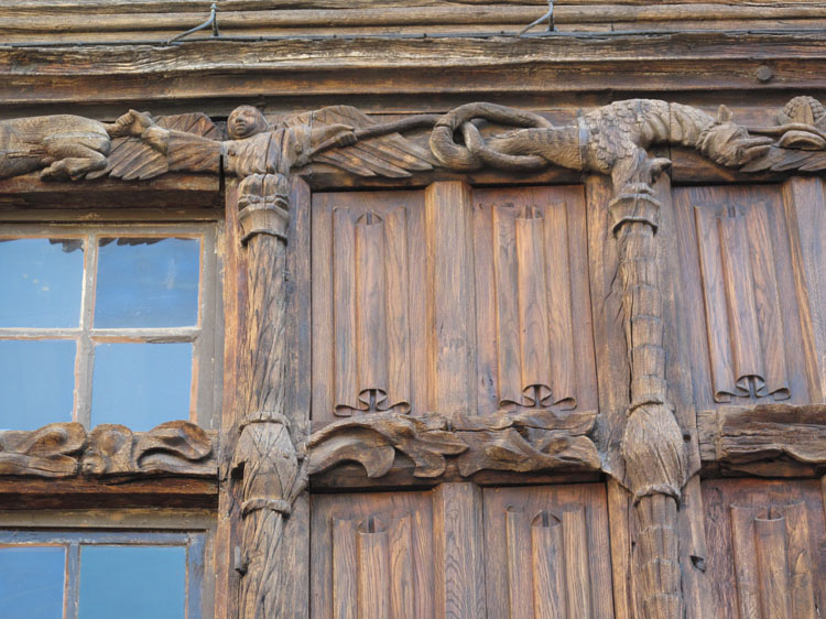 Façade sur rue : éléments décoratifs