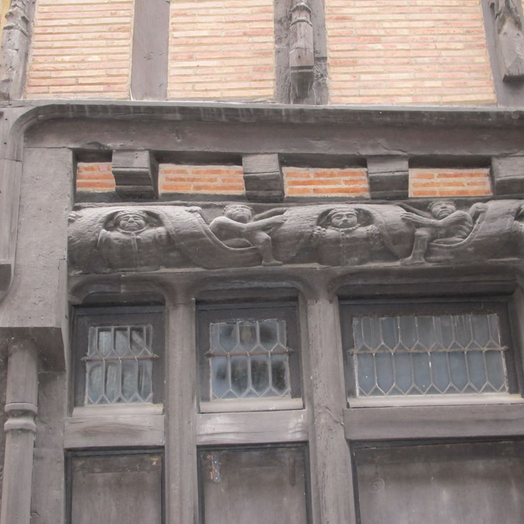 Façade sur rue, maison de gauche : rez-de-chaussée