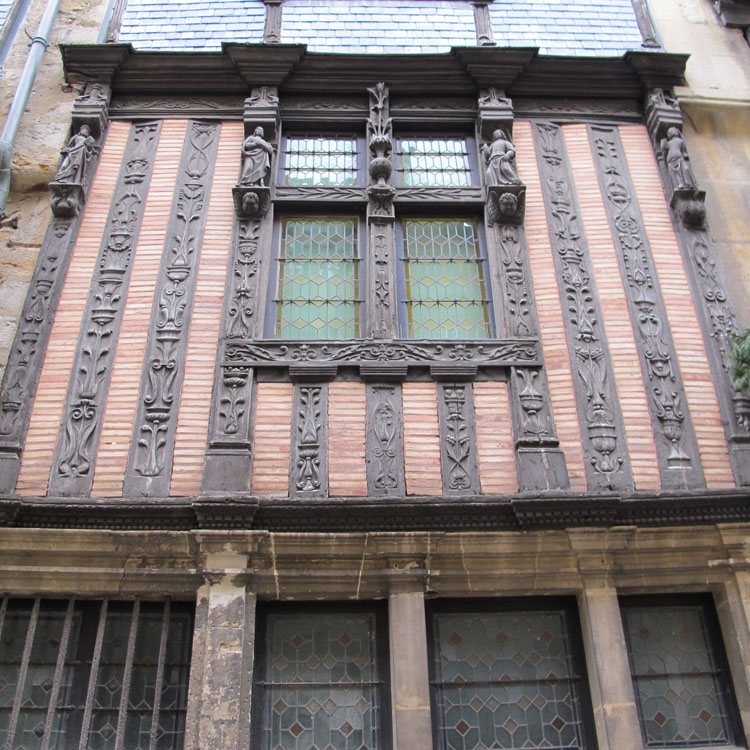 Façade sur rue, maison de gauche : 1er étage et encorbellement