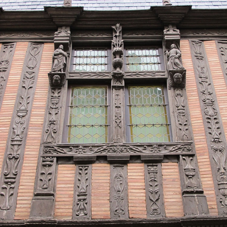 Façade sur rue, maison de gauche : 1er étage et encorbellement