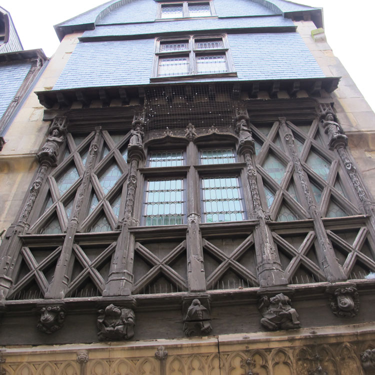 Façade sur rue, maison de droite : étages supérieurs