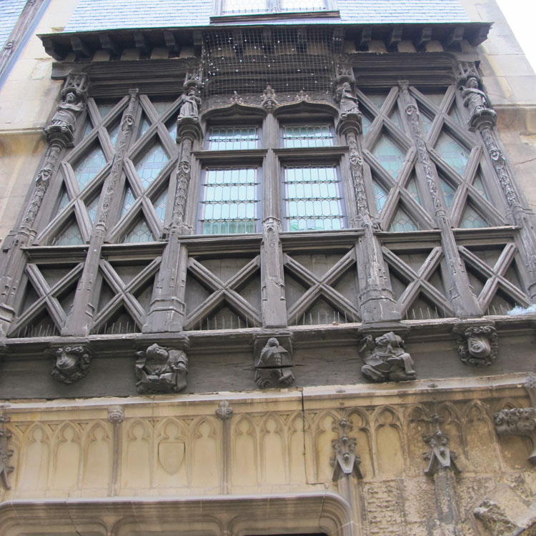 Façade sur rue, maison de droite : 1er étage