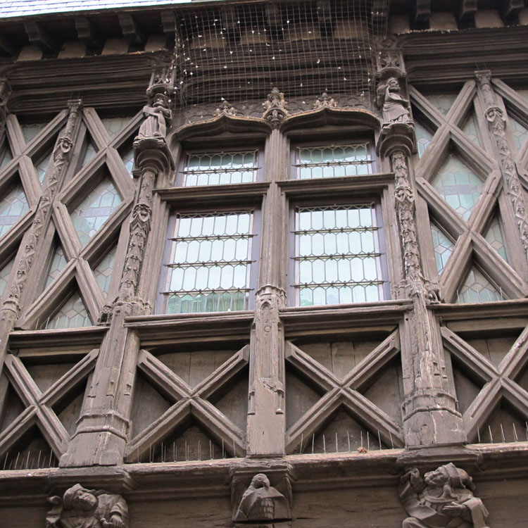 Façade sur rue, maison de droite : fenêtre du 1er étage