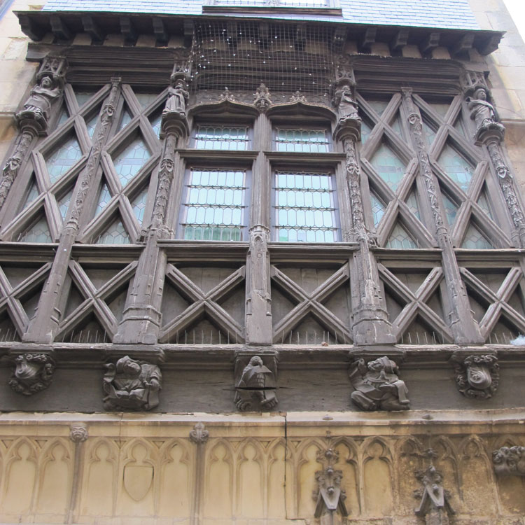 Façade sur rue, maison de droite : 1er étage