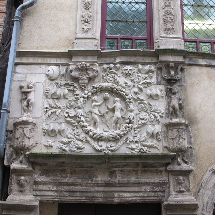 Façade sur rue : bas-relief au-dessus de la porte d'entrée