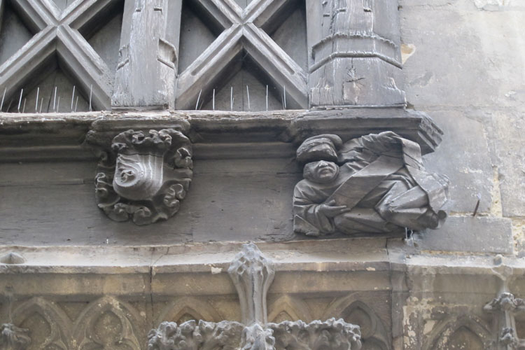 Façade sur rue, maison de droite : console sculptée