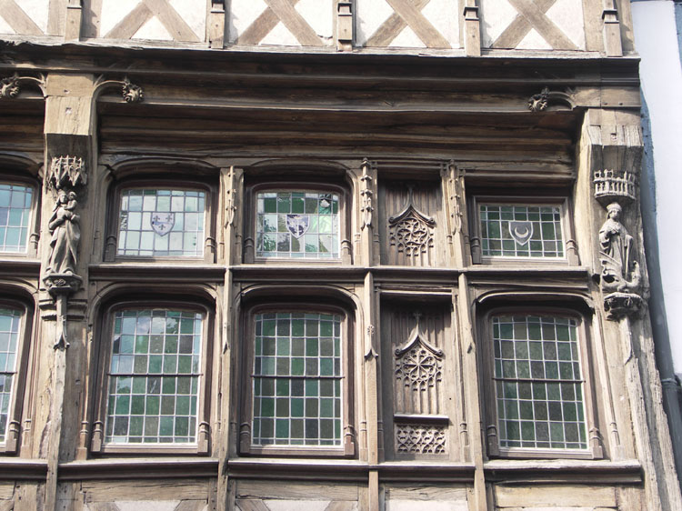 Façade sur rue : fenêtres de l'étage