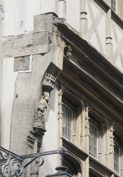 Façade sur rue : console sculptée et encorbellement